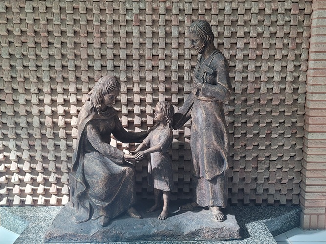 사진은 서울 독산1동성당에 있는 성가정 상(像)입니다.