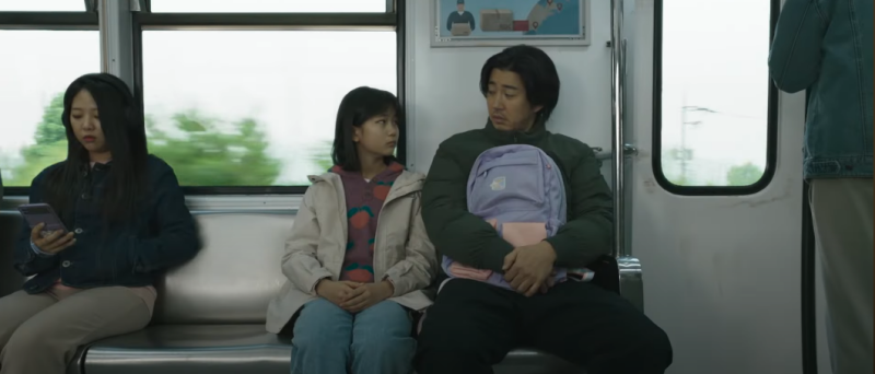 전철에 나란히 앉아 있는 드라마 유괴의 날의 김명준과 최로희