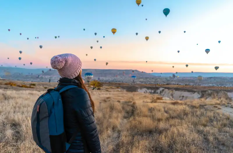 해외-여행지-요즘-나들이-갈만한곳을-여행하는-여성의-모습