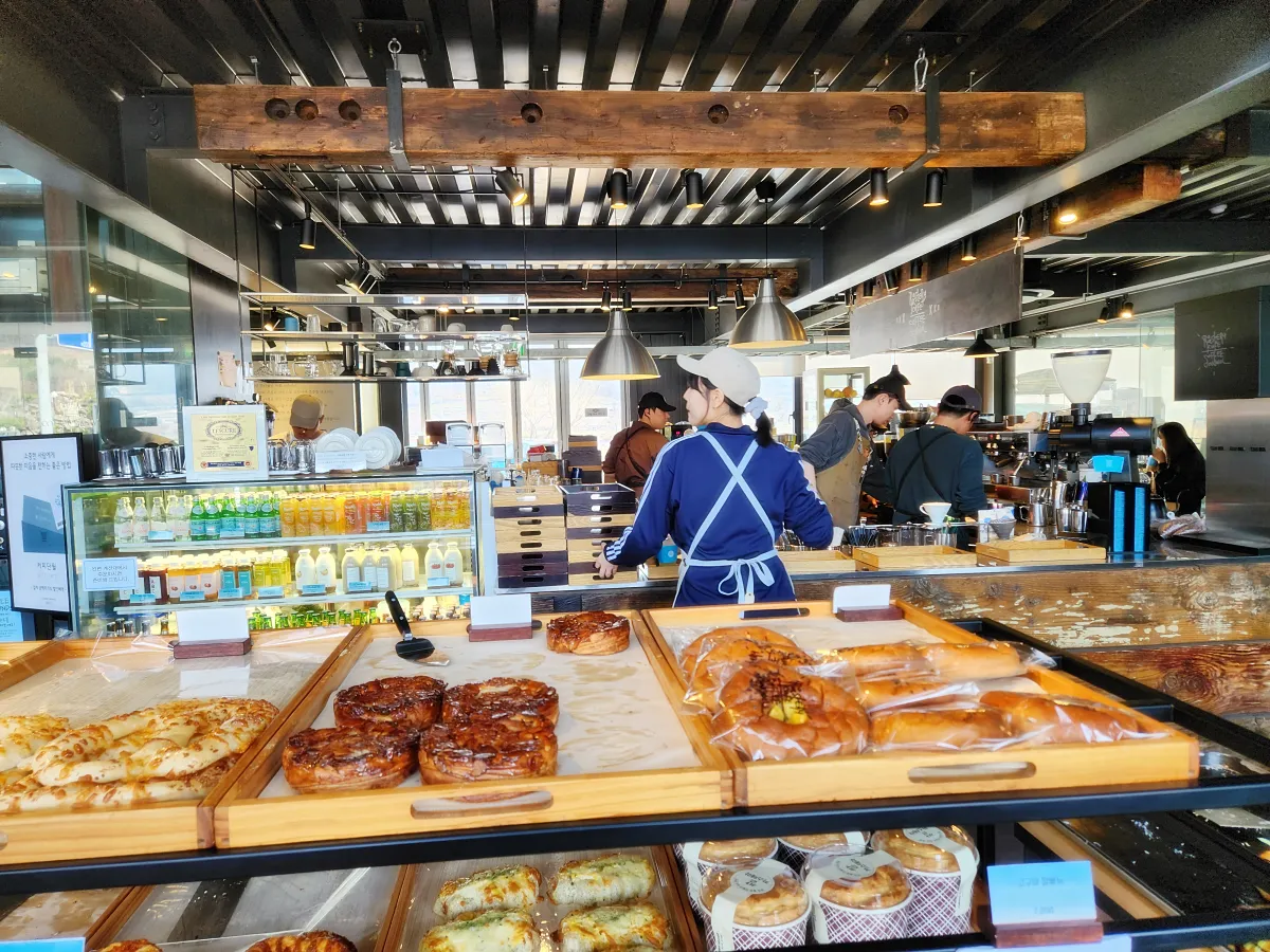 카페-단월-내부-빵-고르는-곳