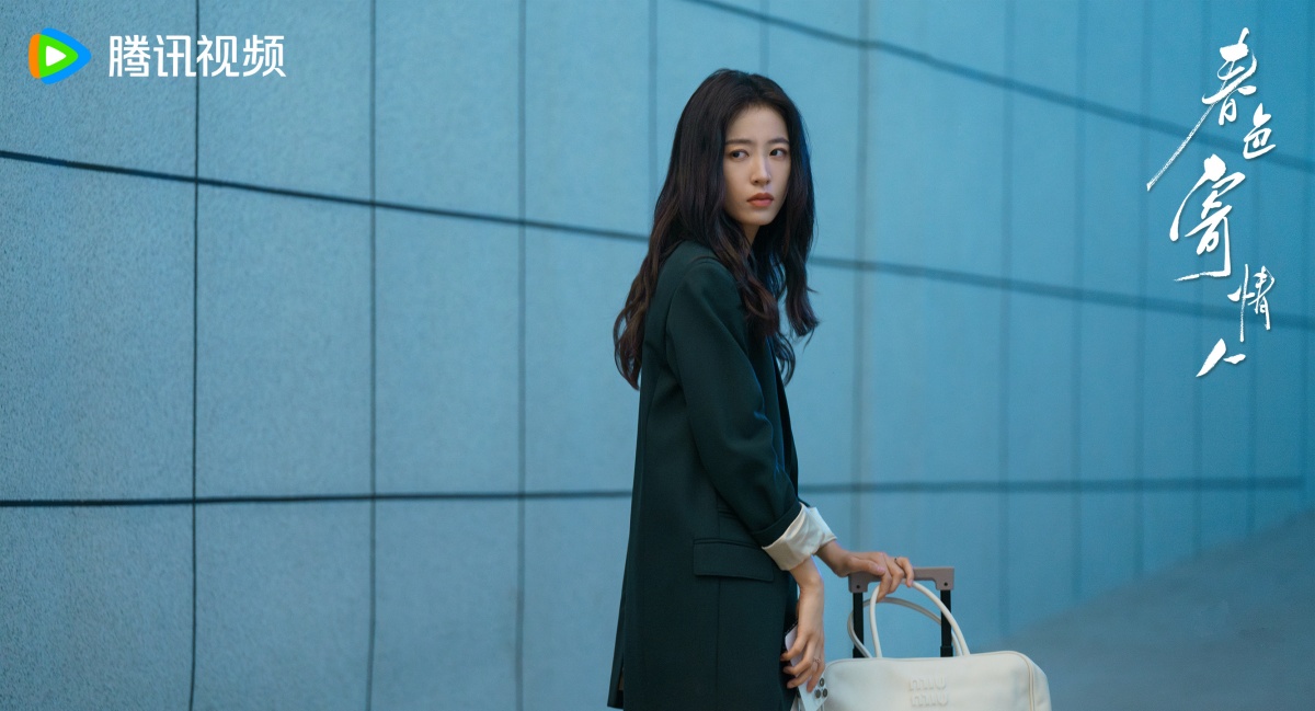 춘색기정인-주우동-여행 가방 가지고 가다 뒤돌아보는 모습
