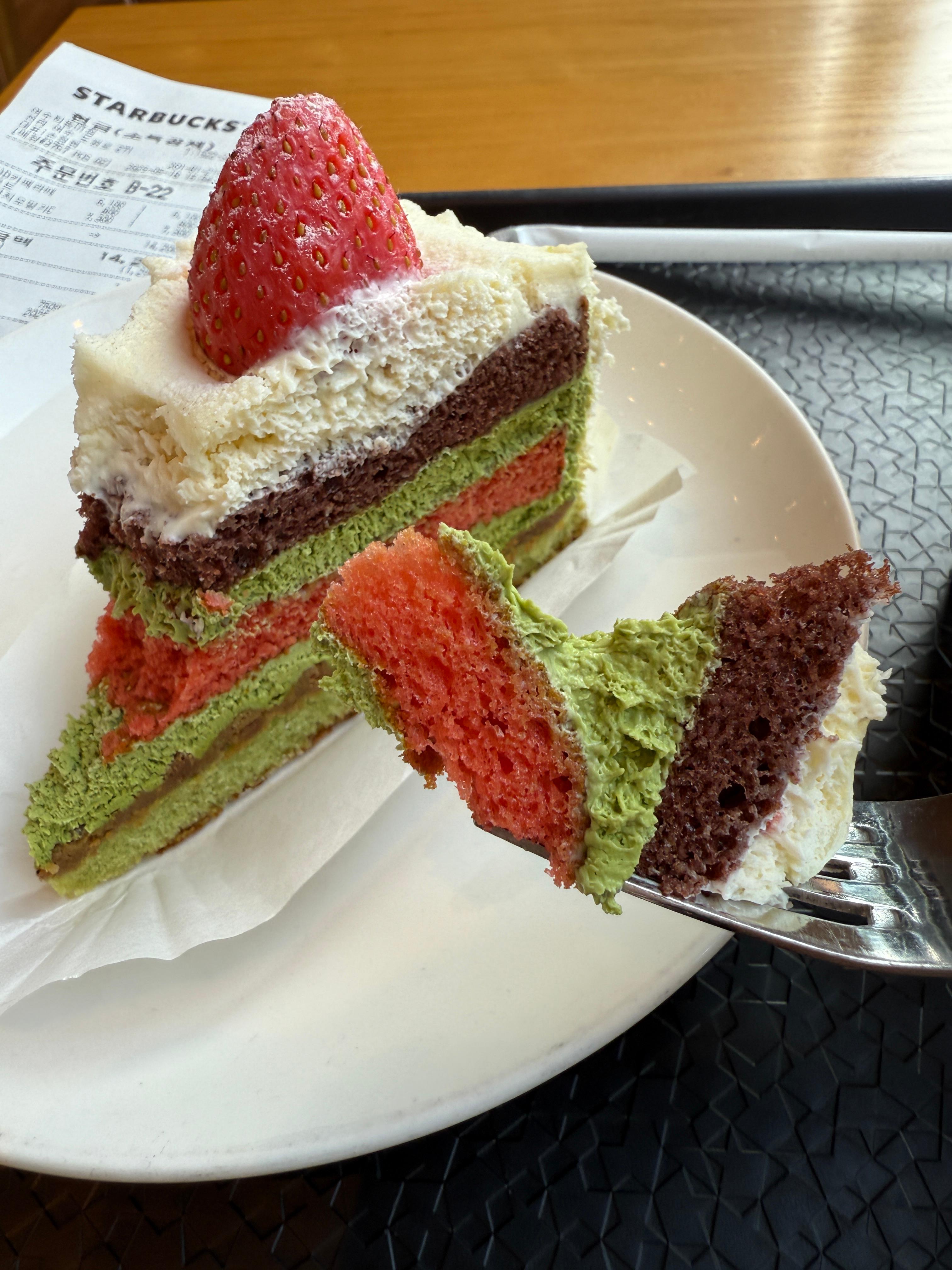 스타벅스-피스타치오-케이크