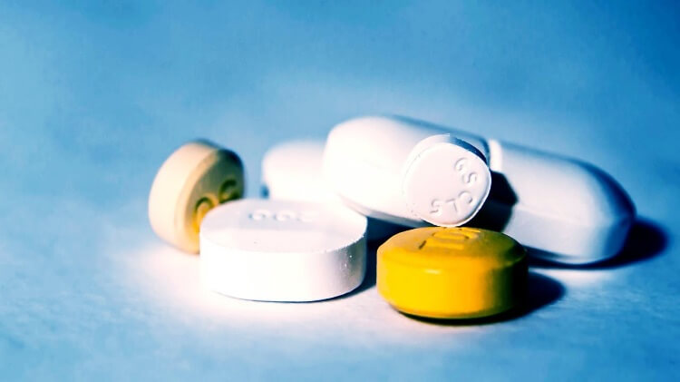 바닥에-흩뿌려진-알약들