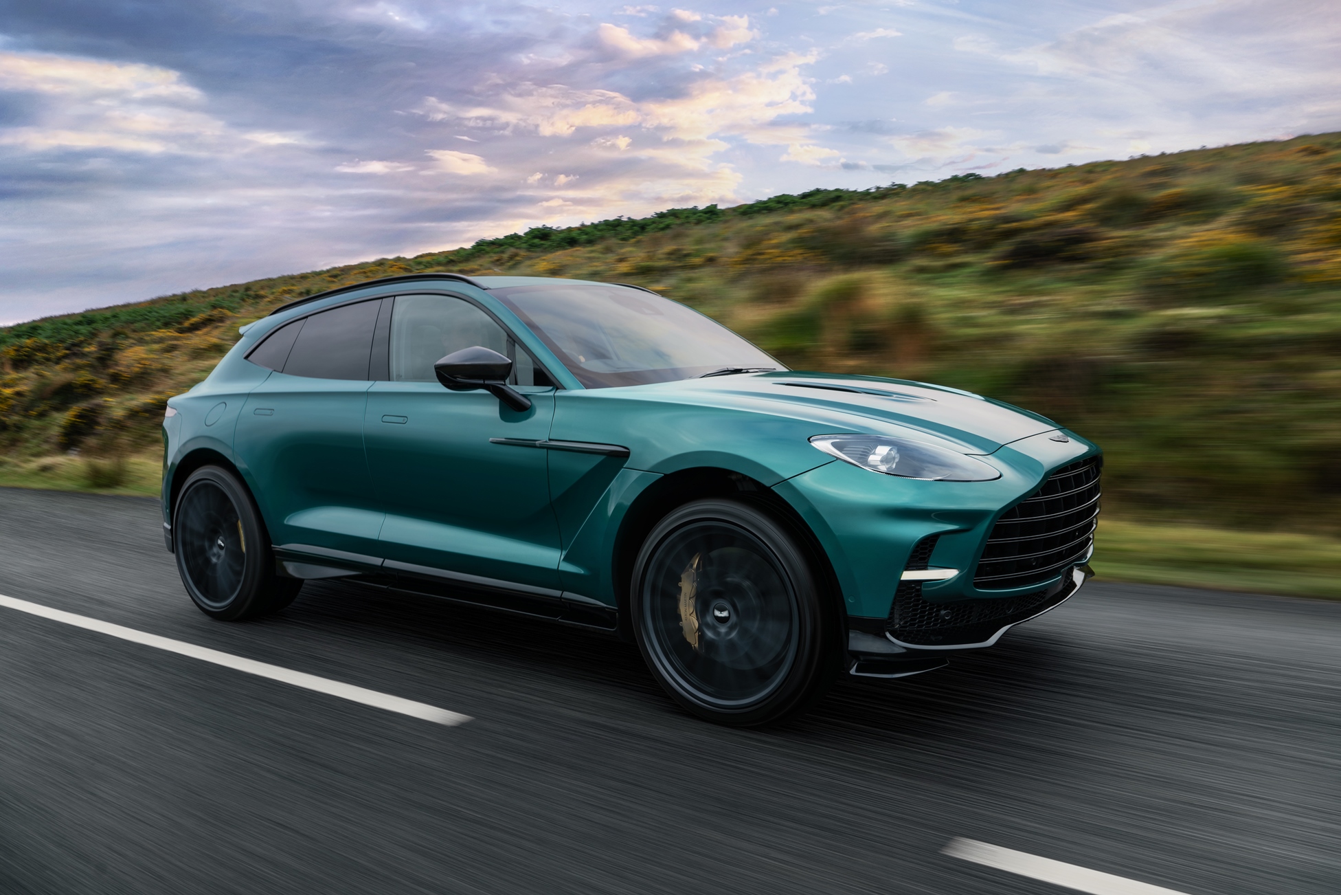 DBX707에 새롭게 장착한 AMG V8 4.0 엔진이다. 기존 DBX 대비 업그레이드된 4.0리터 트윈 터보차저 V8 엔진을 탑재