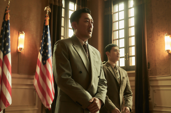 1947-보스톤-기자들-앞에-서-있는-하정우-스틸컷