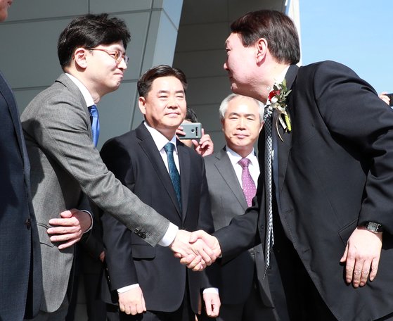 윤석열과 악수하는 한동훈