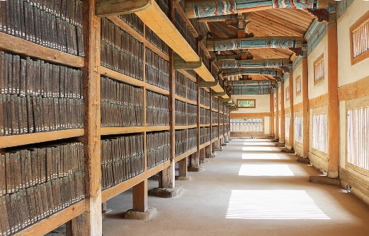 해인사 장경판전에 보관된 고려 팔만대장경 목판