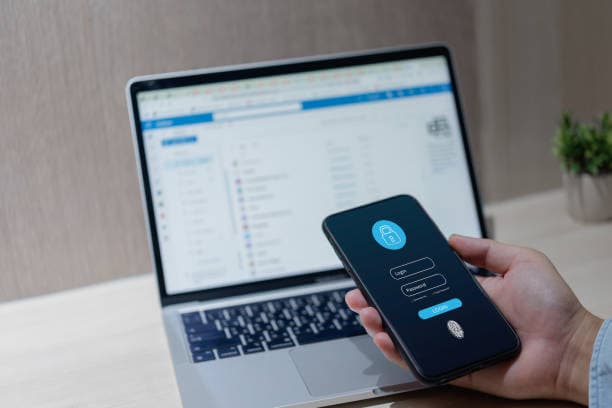 유튜브 프리미엄 우회 가입 시 보안 로그인 절차를 확인 중인 스마트폰 화면