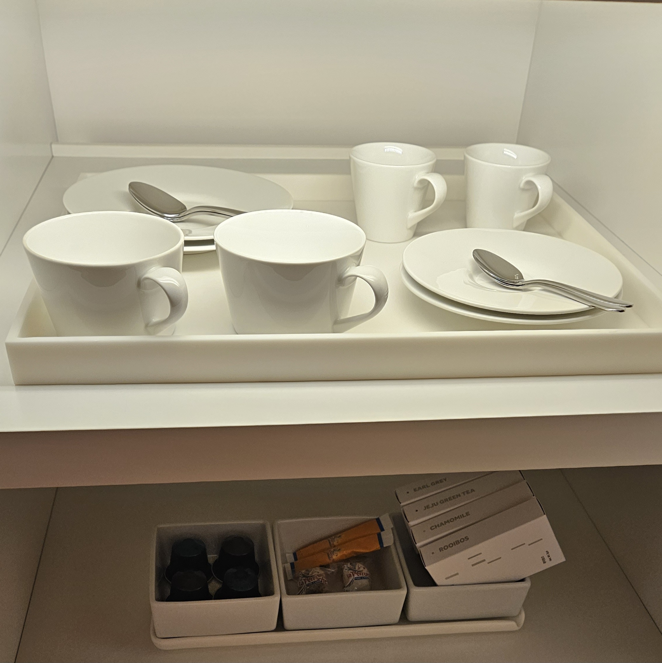 객실에 준비되어 있던 각종 티들과 커피 캡슐