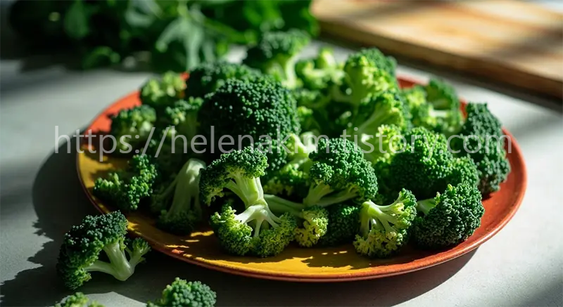 접시에 담긴 다듬어진 브로콜리.