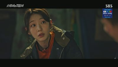 김래원을 걱정 어린 눈빛으로 쳐다보는 송설의 사진입니다.