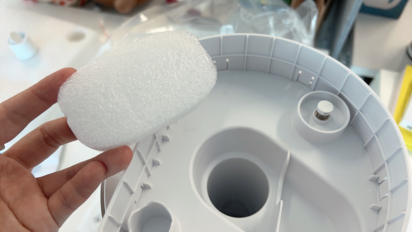 한경희 가습기 물통 하부 스펀지 제거