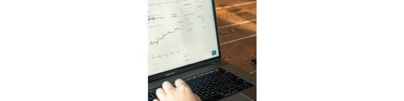 노트북-주식차트-보는-모습