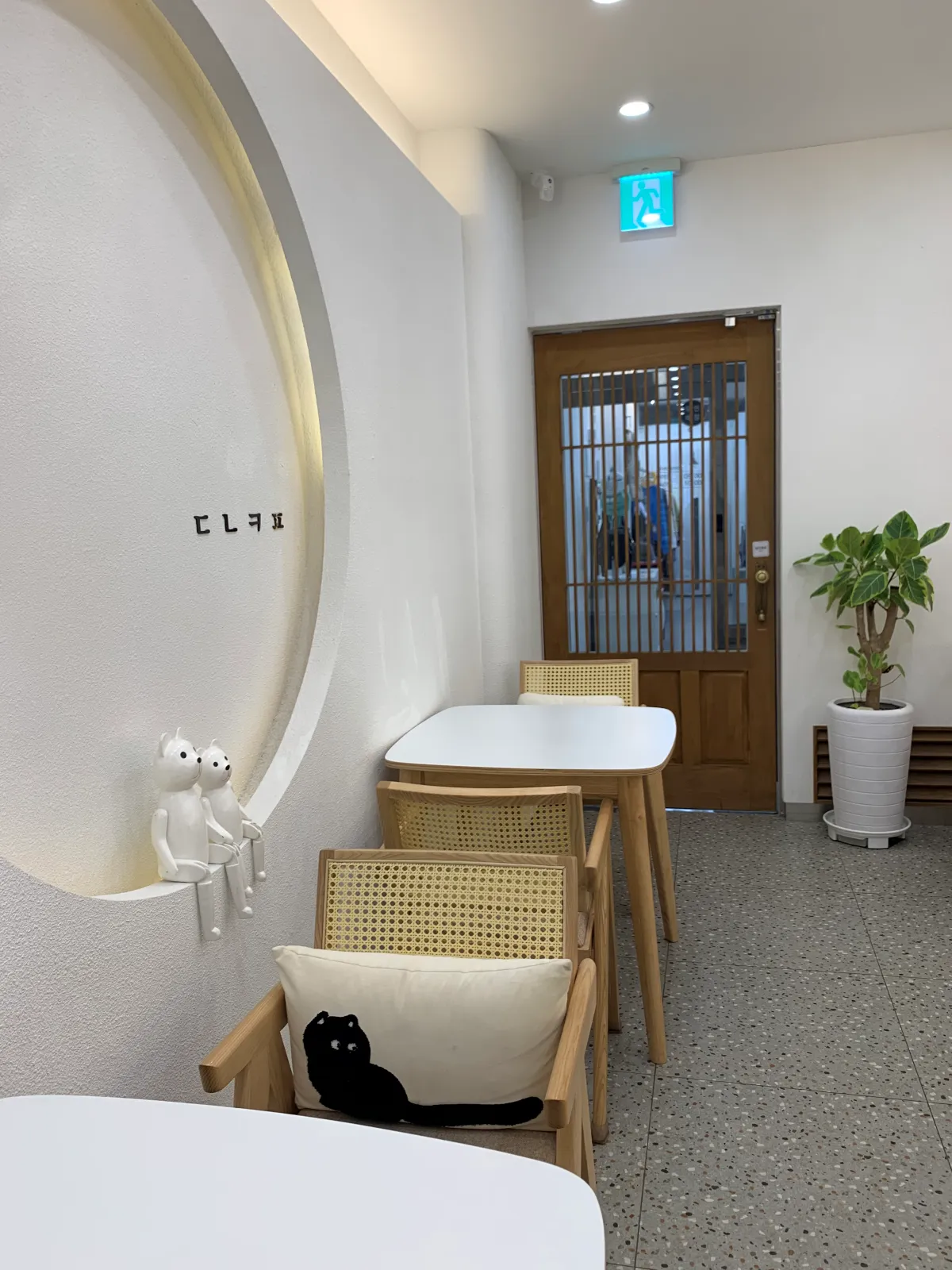 2인좌석-흰색테이블과-나무의자