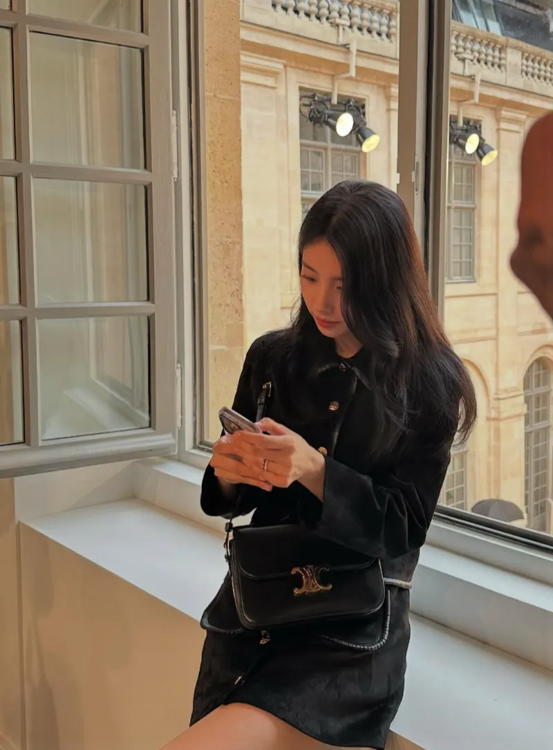 수지셀린느, 수지공항패션, 수지귀국패션, 수지패션, 수지트리옹프백, 셀린느트리옹프, 셀린느가방추천, 셀린느공항룩, 셀린느코디, 셀린느앰버서더, 뷔셀린느, 박보검셀린느, 셀린느25ss, 파리패션위크2025, 수지패션분석, 수지셀린느룩, 수지착장정보, 셀럽공항패션, 셀럽명품가방, 여자공항패션, 명품패션, 명품가방추천, 프렌치시크룩, 꾸안꾸공항패션