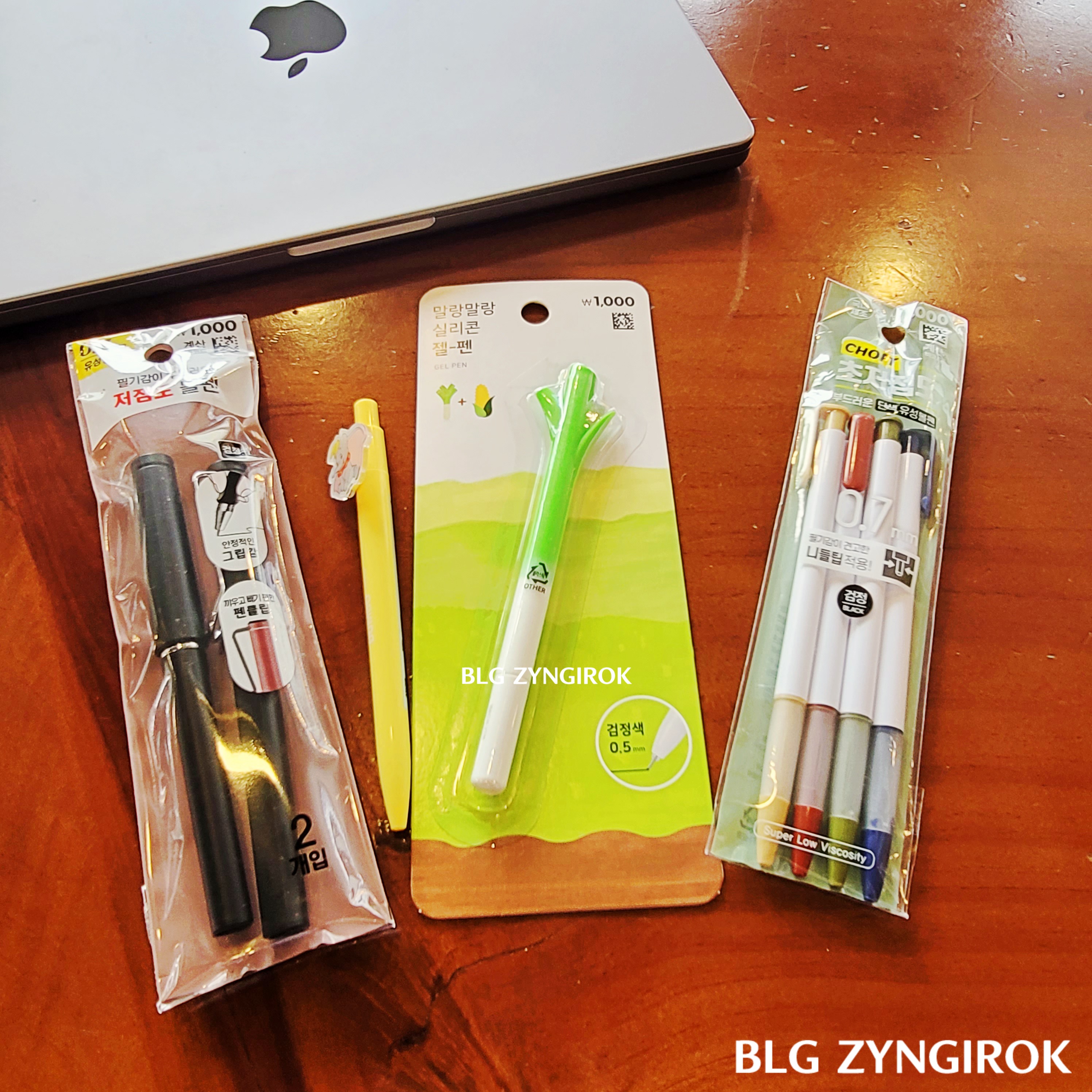 다이소에서 구매한 니들펜들이 테이블에 놓여있다.