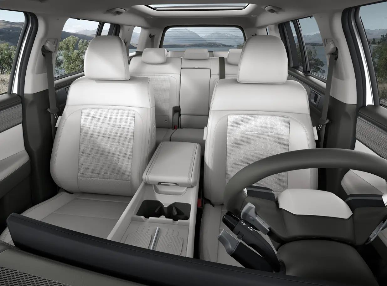 전체적인 흰색 차체 안 흰색시트 의자와 검은색 핸들