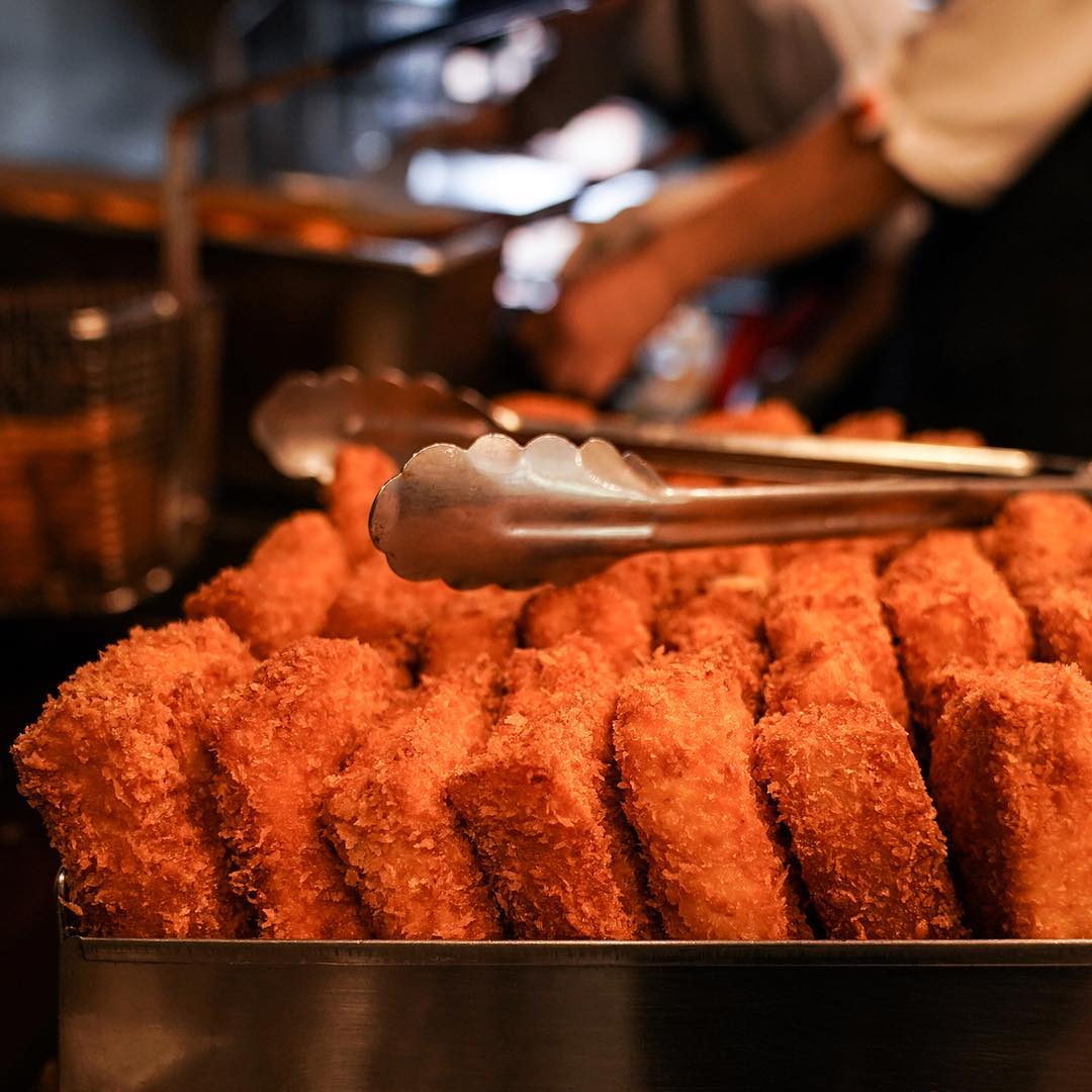 줄서는식당 육회김밥, 어묵튀김 옛날 떡볶이, 돈까스 샌드, 육개장 라면, 명란 에그라이스 맛있는 레트로 분식집 압구정로데오 맛집 소개
