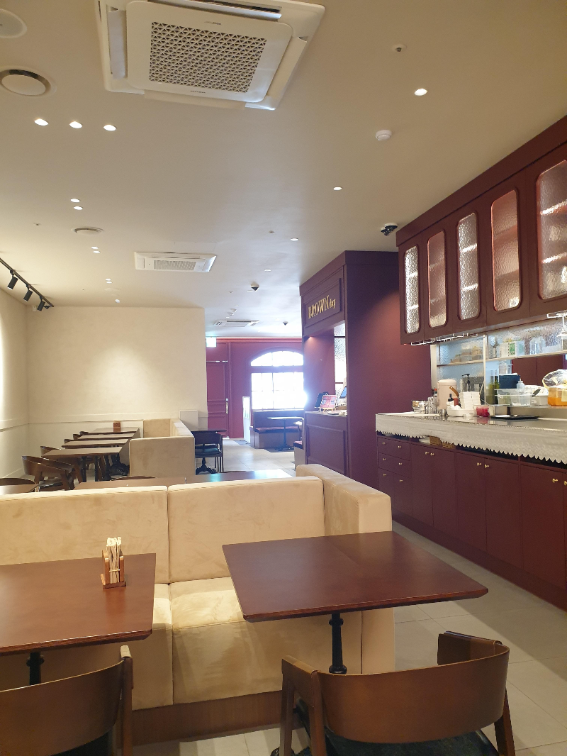 좌석 공간이 넓게 배치되어 여유롭다.