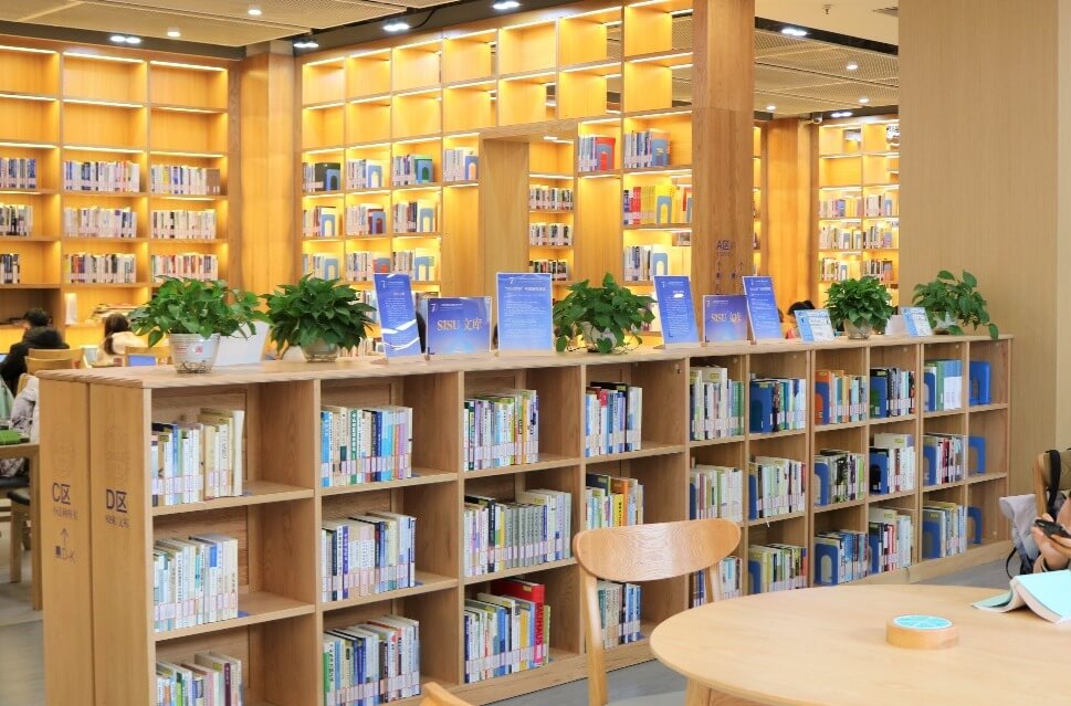 상하이 어학연수에 드는 비용을 생활비, 학비, 숙소 중심으로 분석하는 글과 관련하여 실제 상하이 소재의 Shanghai International Studies University Library 를 보여준 사진
