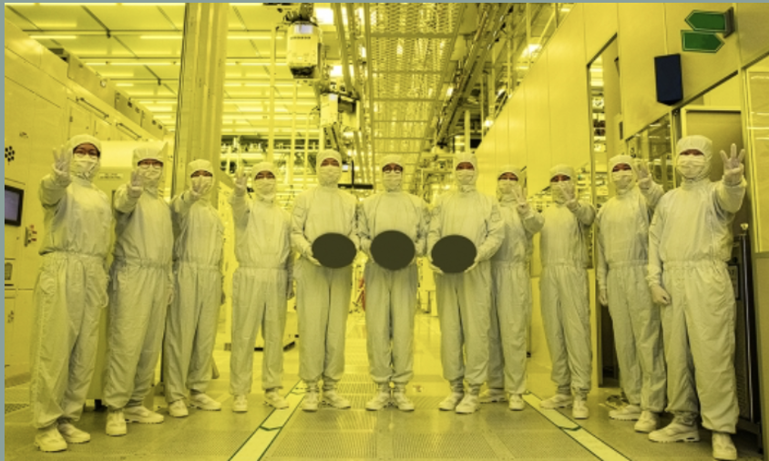 SK하이닉스 12단 HBM3E 양산 성공, 반도체 시장 변화와 전망