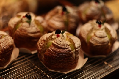 베이커리에 진열된 빵을 찍은 사진