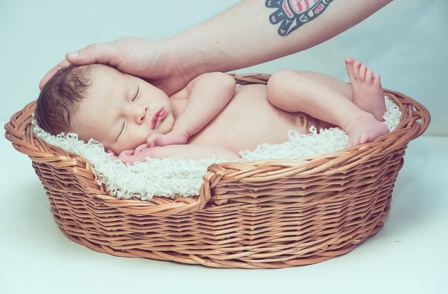 요람에서 잠을 자고 있는 아기 사진