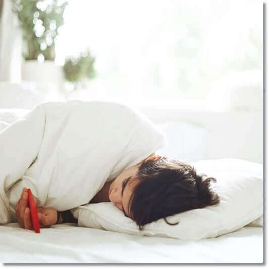 독감에 걸려 누워 있는 젊은 여성 사진