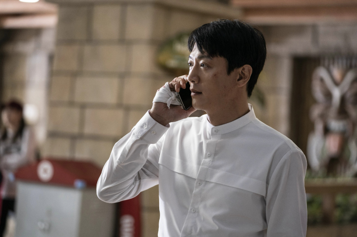 손에붕대를하고있는김래원