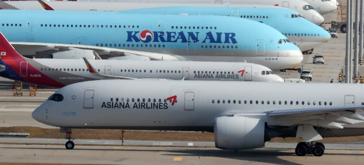 아시아나항공의 화물사업 매각안이 가결된 2일 인천국제공항 전망대에서 바라본 계류장에 아시아나항공 항공기가 이동하고 있다.