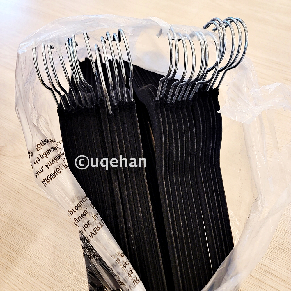 코스트코 넌슬립 옷걸이가 포장되어 있는 비닐을 뜯어 내부 제품이 보여진다.