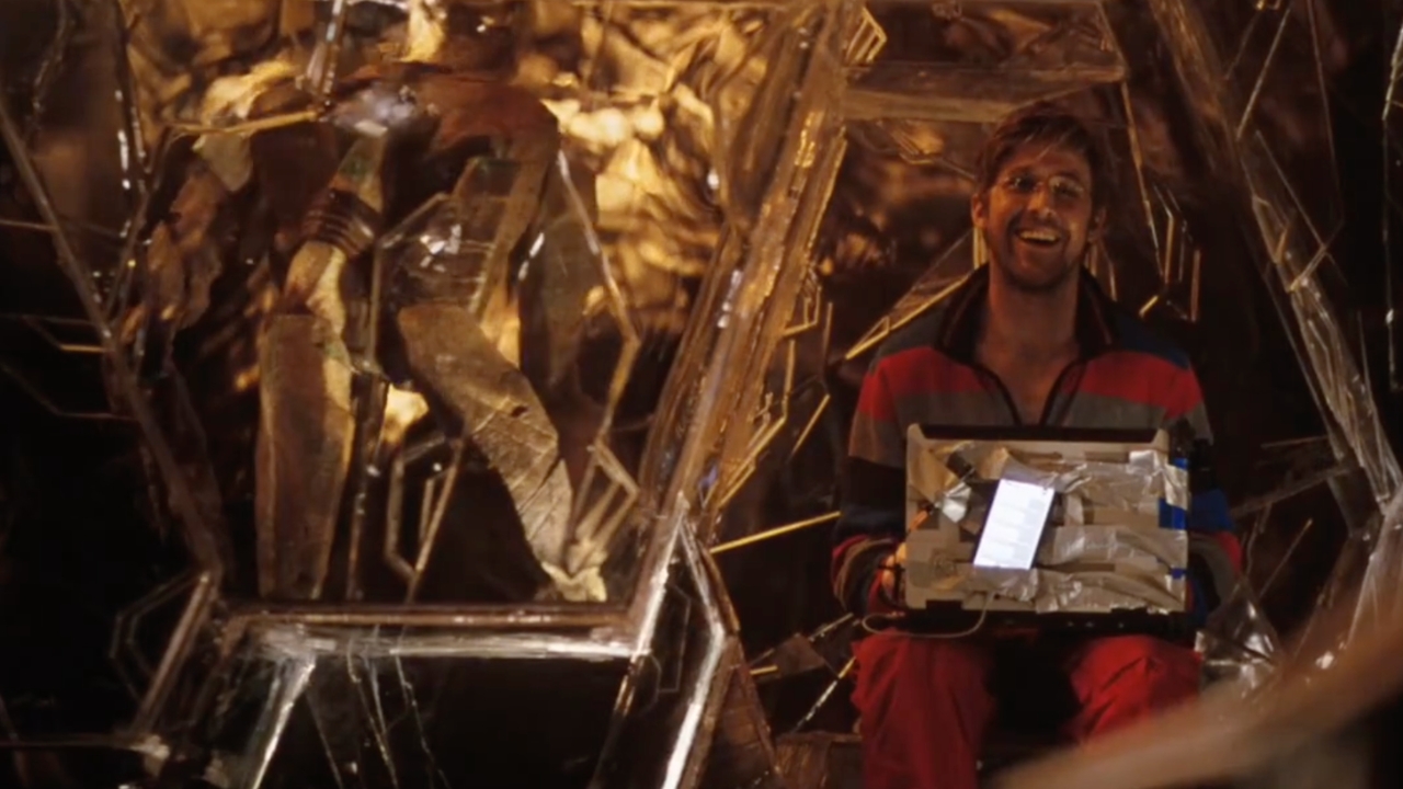 영화 프로젝트 헤일메리 촬영 현장에서 라이언 고슬링과 실물 퍼펫으로 제작된 외계인 로키가 교감하는 장면