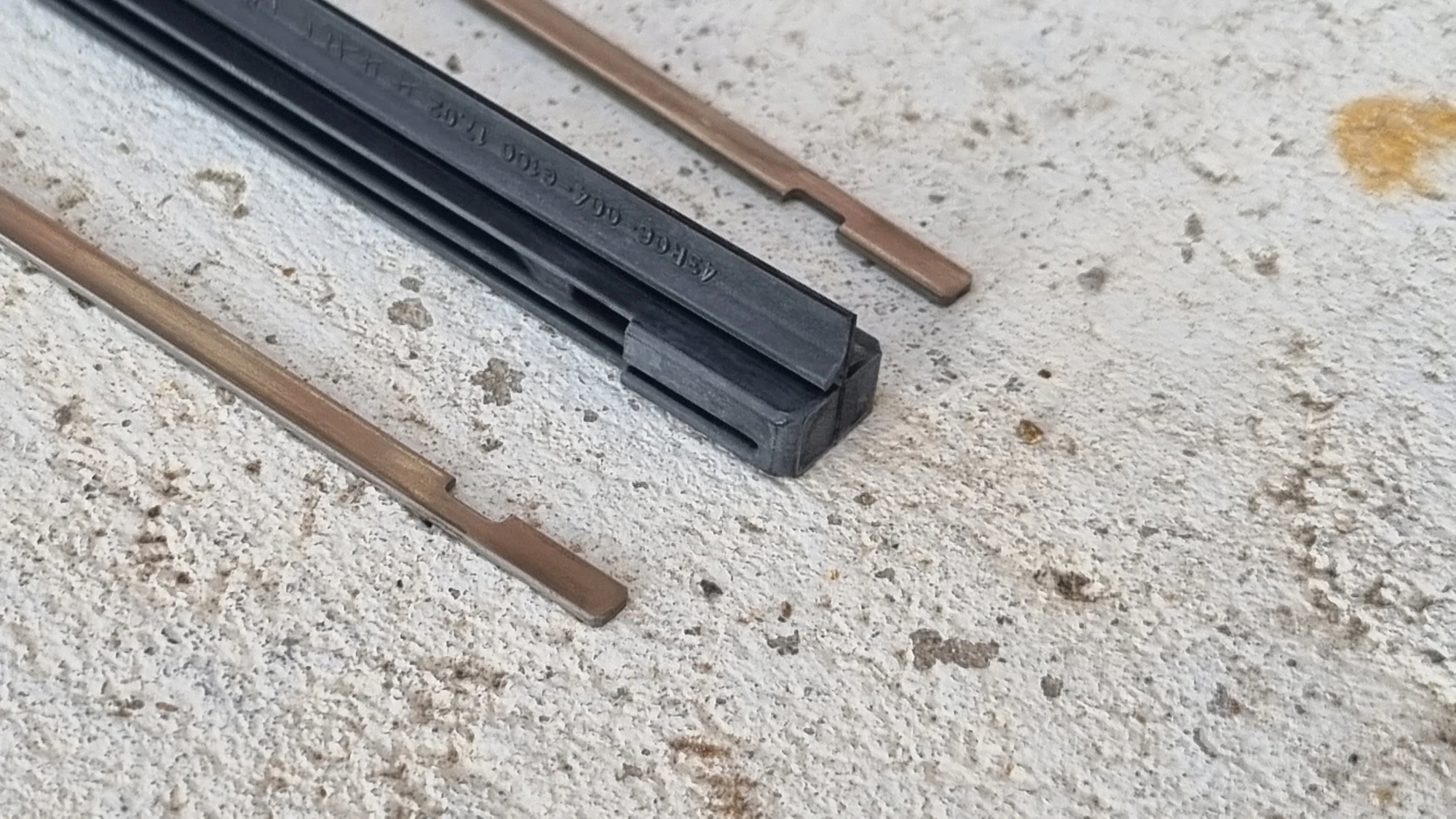 와이퍼 고무 철심