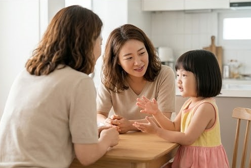 엄마가 딸의 이야기에 귀 기울이는 주방 식탁