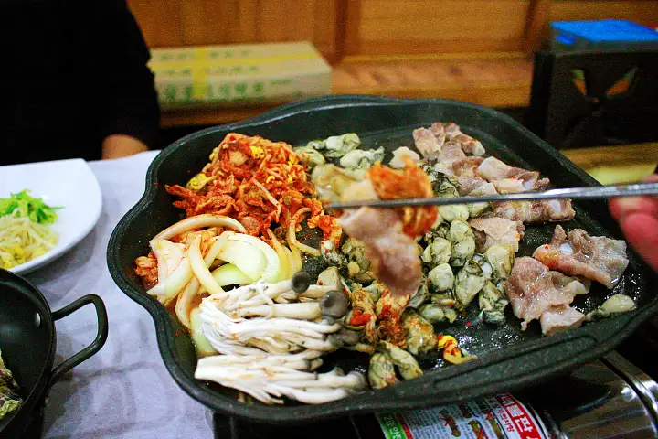 통영 식당 굴삼합 굴무침 굴어묵 굴조림 생굴 석화찜 굴솥밥 굴탕수육 생생협찬 맛집 추천