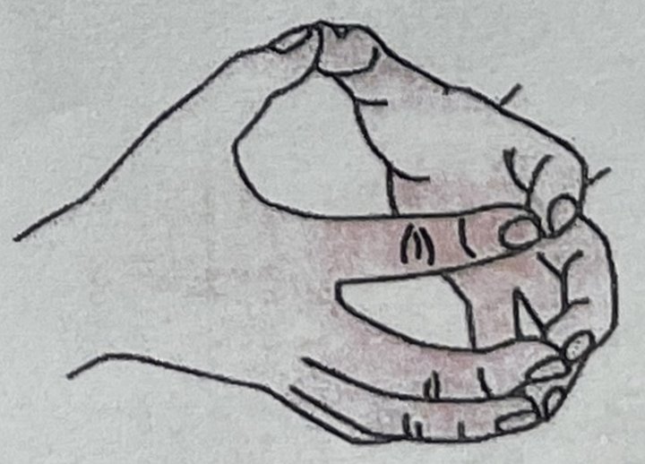 손가락-끝-맞대고-있는-양손