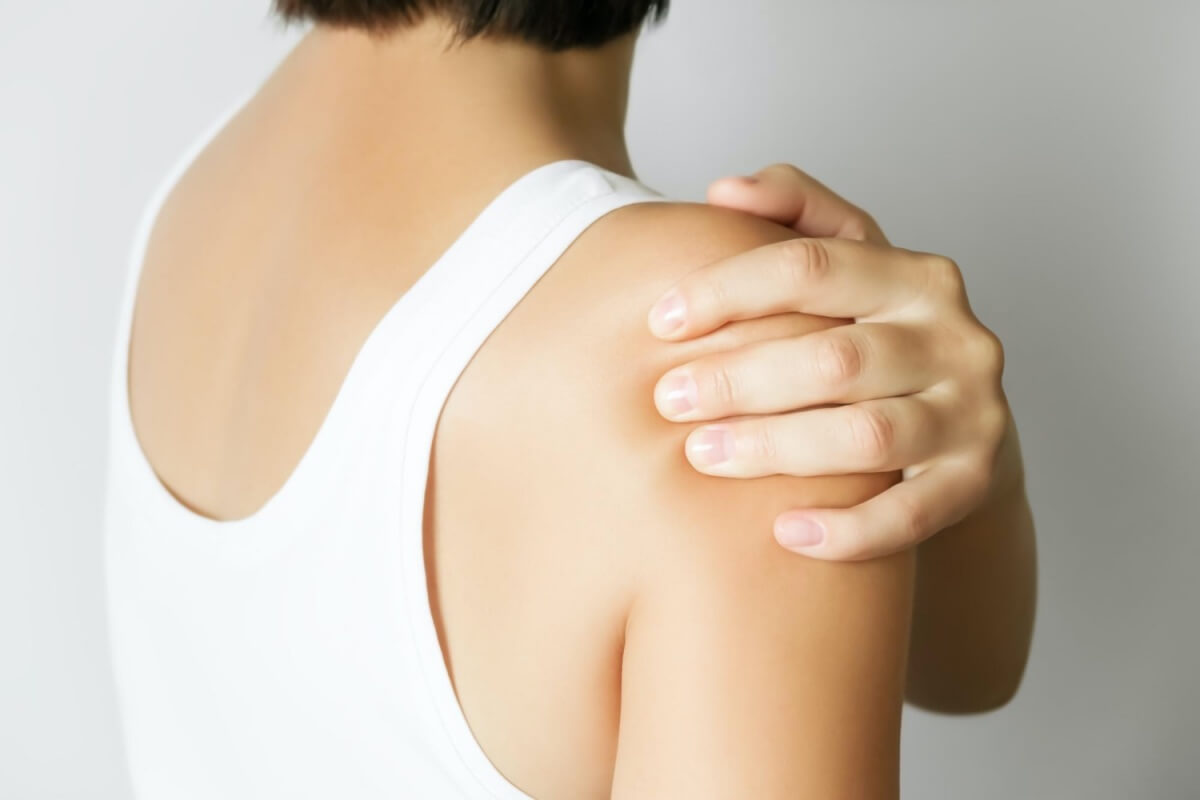 독감예방접종후-팔의-통증을-느끼는-여성