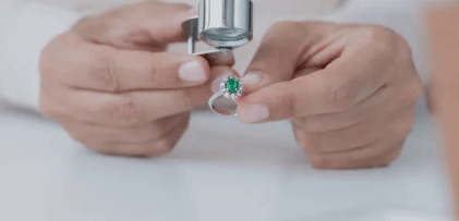 유색 보석 감정하는 사진