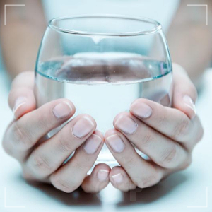 물을 감싸고 있는 손 사진