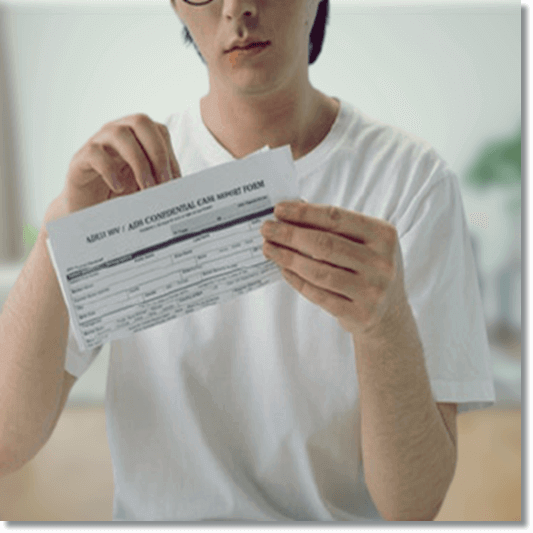 아시클로버 연고 사용법, 아시클로버 연고 사용 설명서를 읽어보고 있는 남성