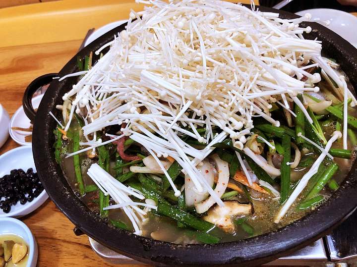 토요일은 밥이좋아 예산 덕산 온천 낙지 전골 맛집 50년 내공 낙지볶음 활낙지 낙지버섯전골 예산10미 현지인 추천 토밥 좋아 방송정보