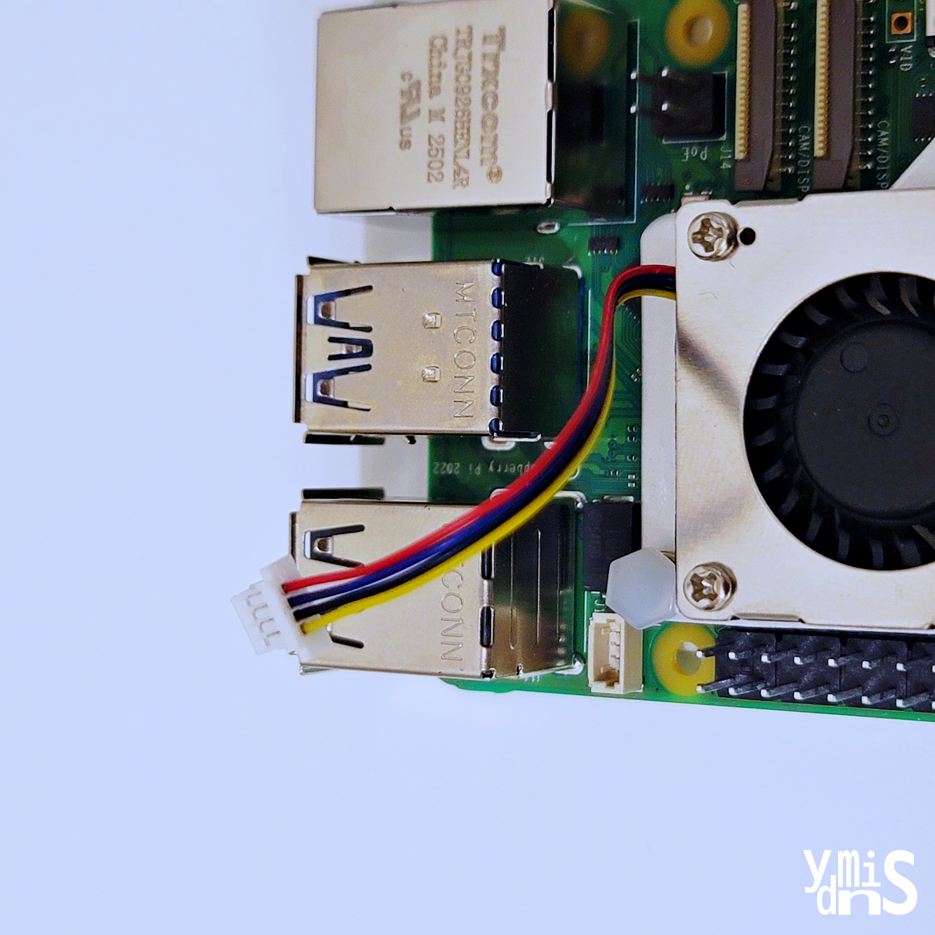 Personla Server Build - Raspberry Pi 초기 세팅 - Active Cooler의 회선 모습이다. 노란색&amp;#44; 검은색&amp;#44; 파란색&amp;#44; 빨간색 선이 나란히 있는 모습이다.