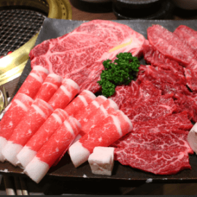 검은 접시위 소고기가 겹겹이 쌓인 이미지