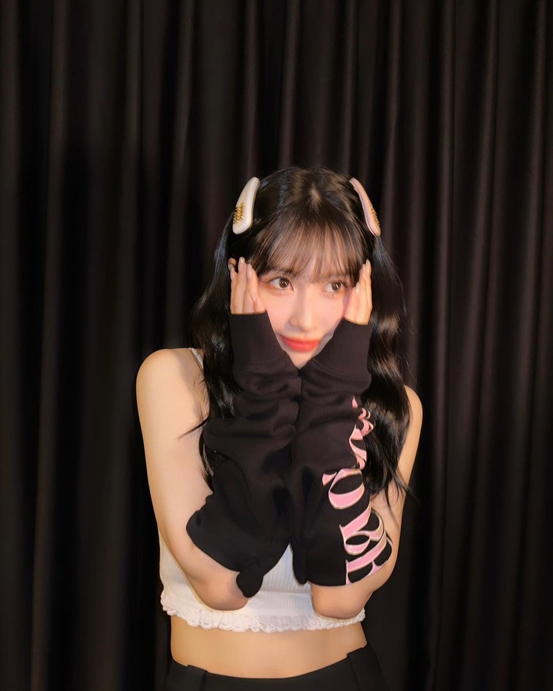 트와이스 모모의 팔 토시 코디 2