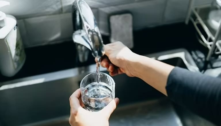 충격! 미국 인구 95%, 안전하지 않은 수준의 물 마셔 Scientists find at least SIX toxins like arsenic and uranium in systems used by 95% of the US population