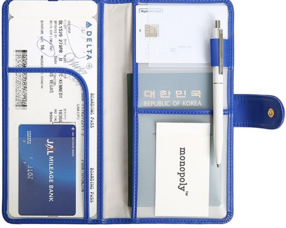 모노폴리 여권지갑, 모노폴리 디자인의 여권지갑을 담은 이미지, 여행용 액세서리로 적합한 여권지갑