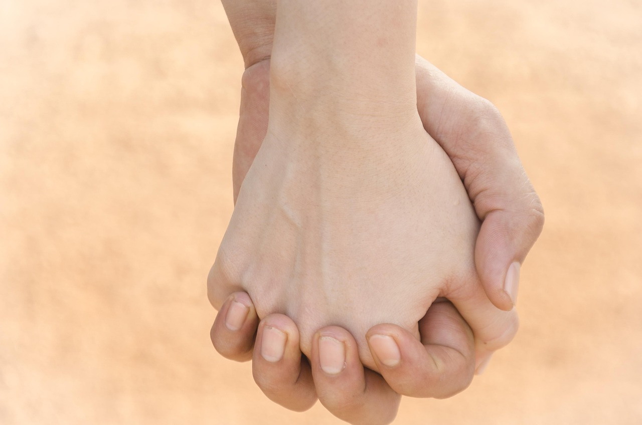 마주 잡은 손 사진