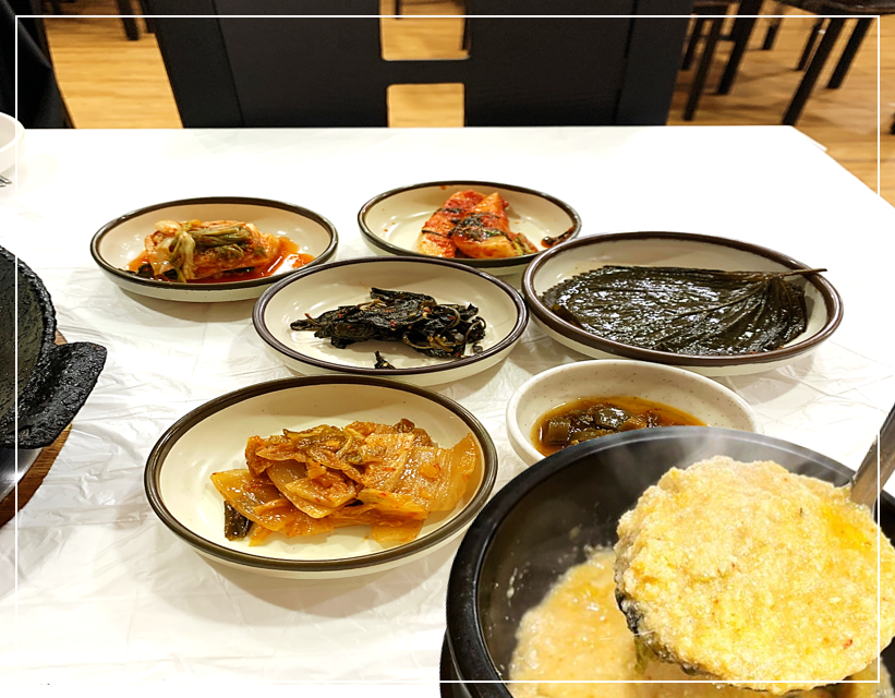 홍천 신토불이의 각종 밑반찬과 콩비지찌개