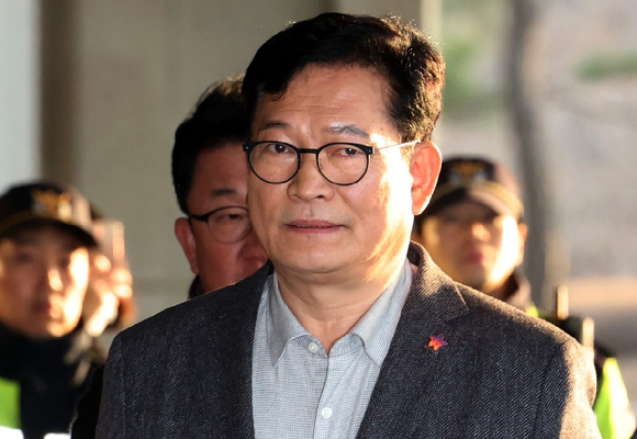 더불어민주당 전당대회 돈봉투 살포 의혹의 정점으로 지목된 송영길 전 더불어민주당 대표가 지난 8일 오전 서울 서초구 서울중앙지방검찰청에 피의자 신분으로 출석하고 있다. [사진=뉴시스]