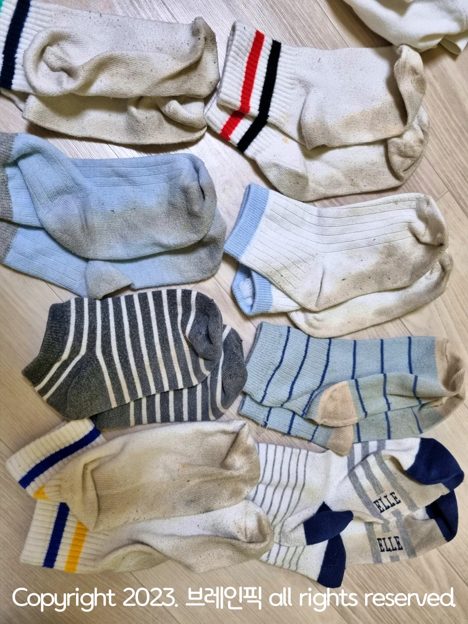 흰양말과 하늘색 줄무늬 양말들이 많은데 모두 밑바닥이 새까맣게 지저분하다